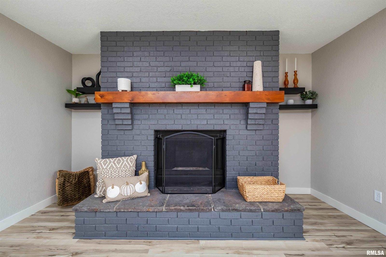 205 10TH Street, De Witt, IA 52742