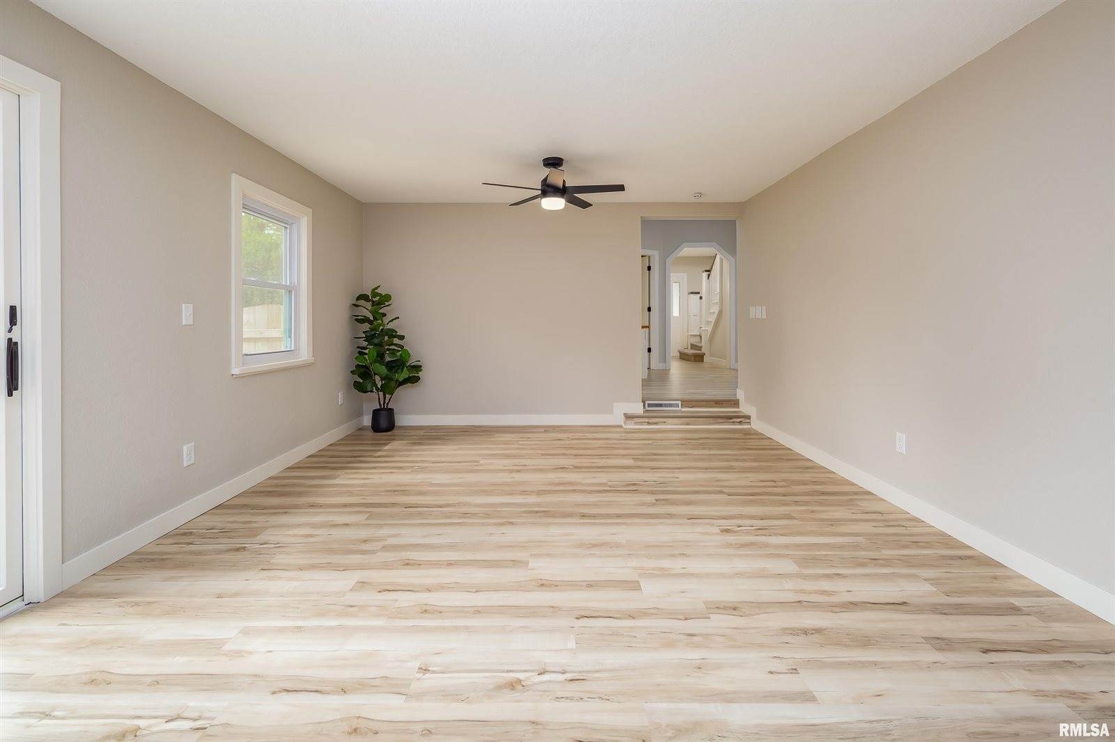 205 10TH Street, De Witt, IA 52742