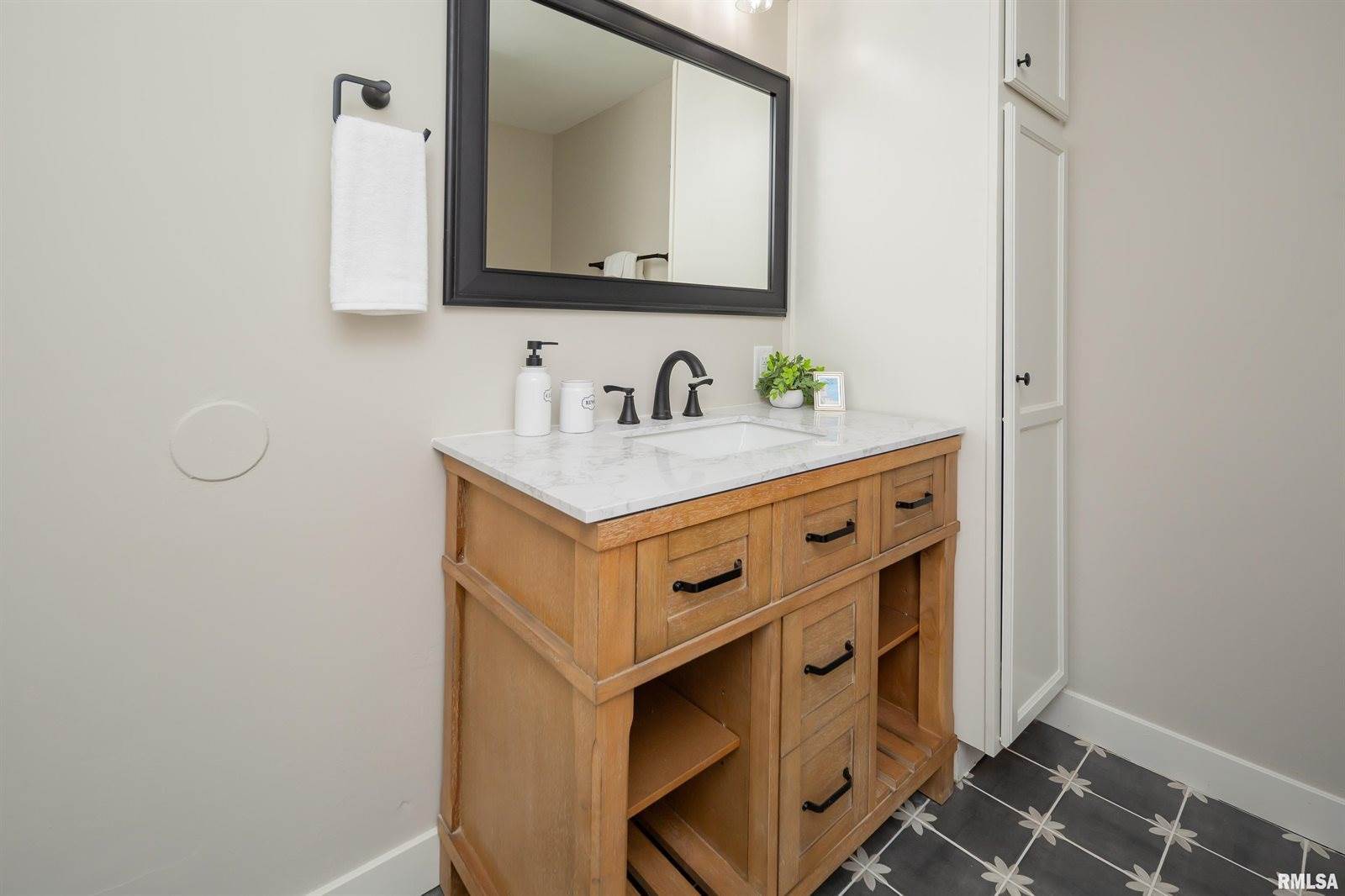 205 10TH Street, De Witt, IA 52742