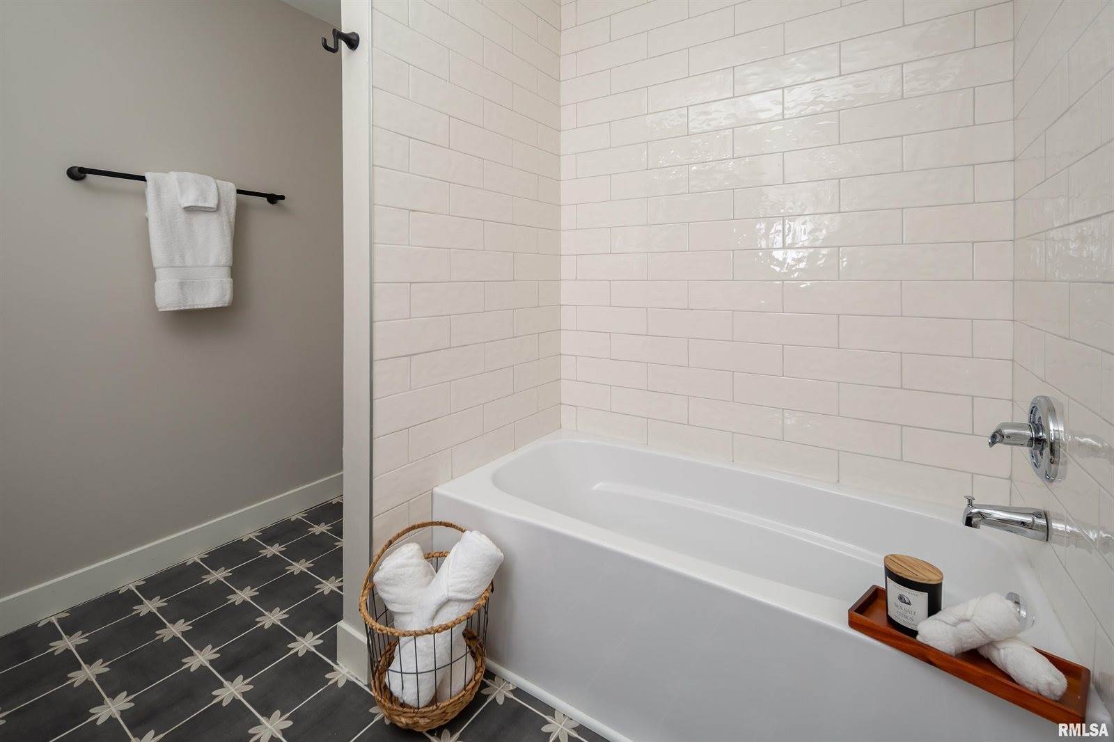 205 10TH Street, De Witt, IA 52742