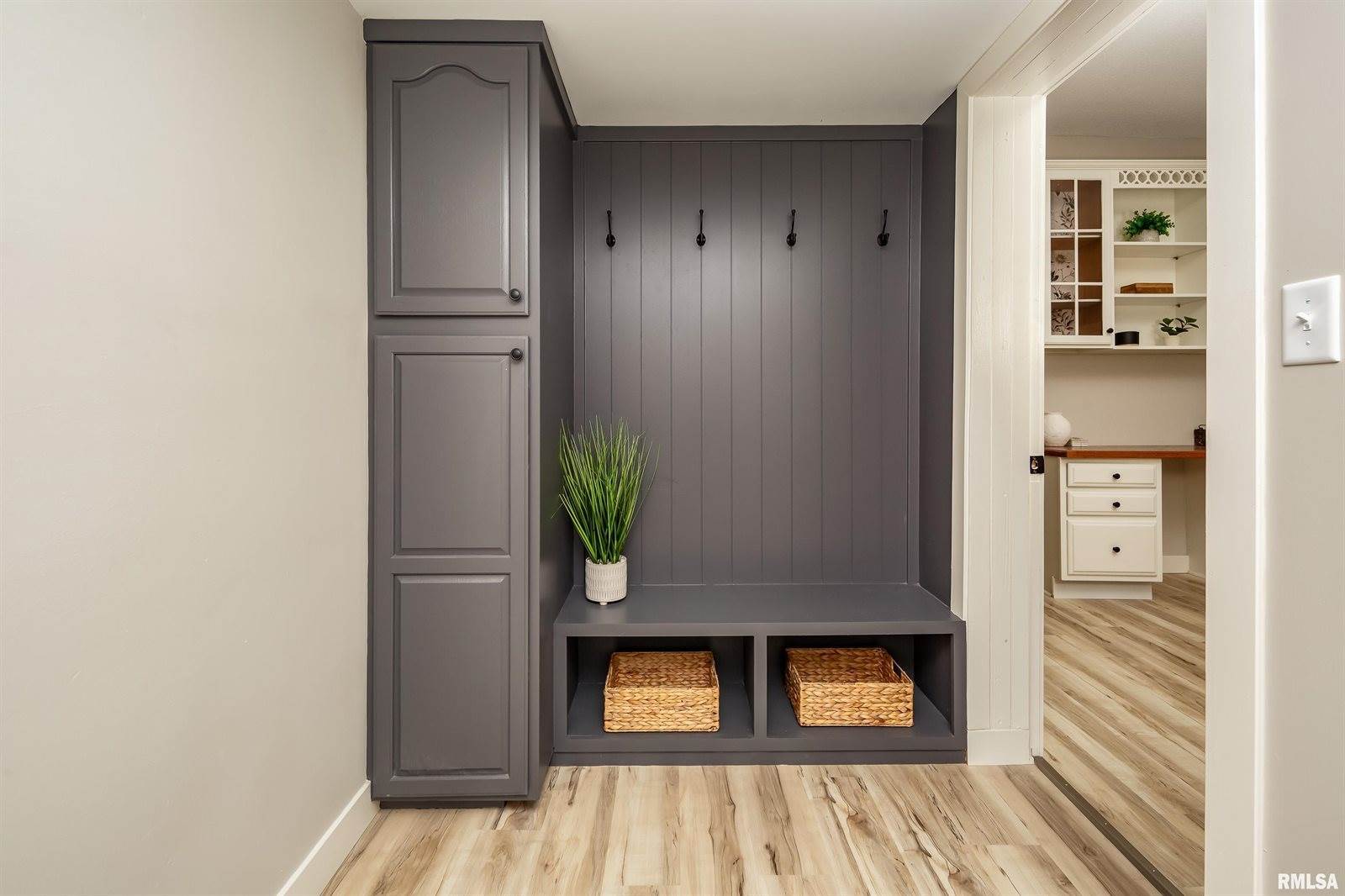 205 10TH Street, De Witt, IA 52742