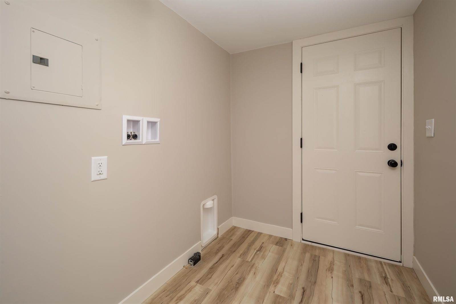 205 10TH Street, De Witt, IA 52742