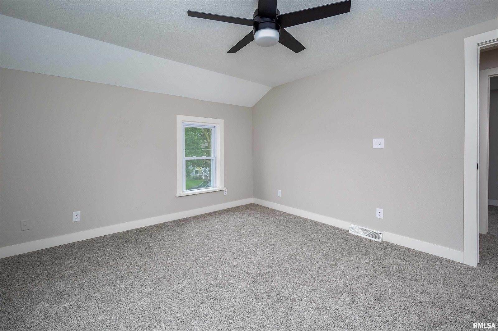 205 10TH Street, De Witt, IA 52742