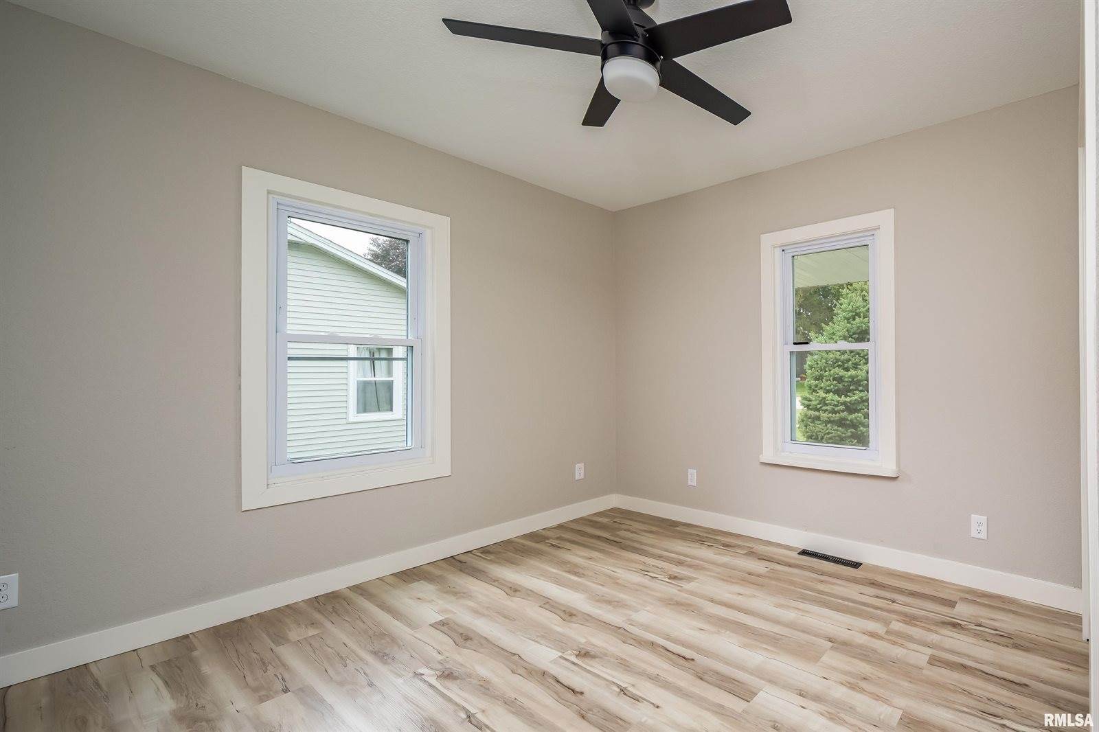 205 10TH Street, De Witt, IA 52742