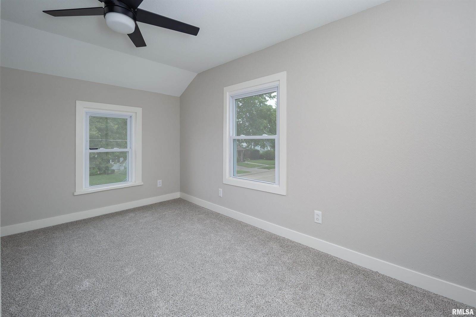 205 10TH Street, De Witt, IA 52742