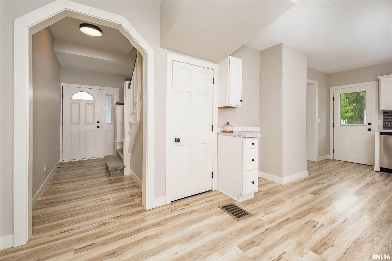 205 10TH Street, De Witt, IA 52742