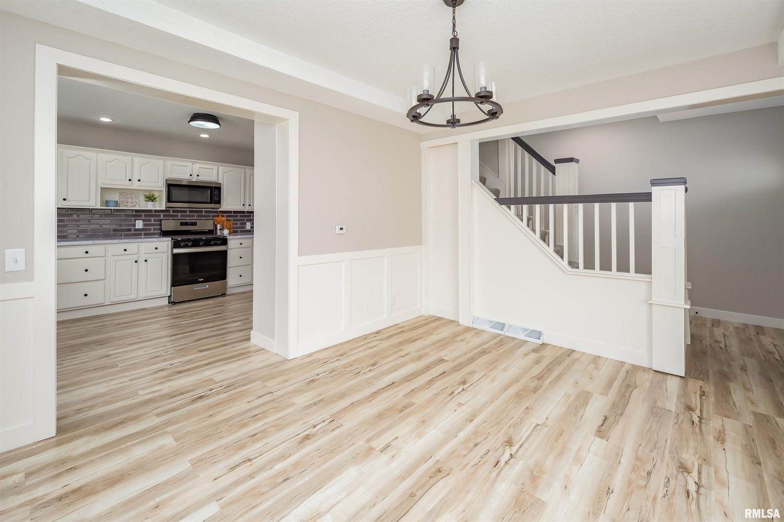 205 10TH Street, De Witt, IA 52742