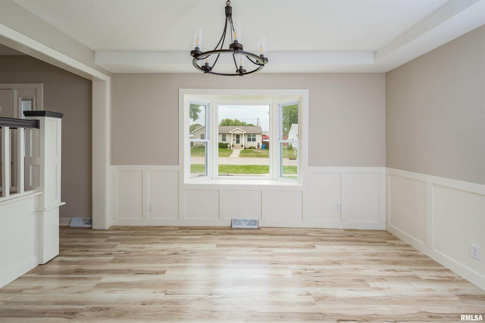 205 10TH Street, De Witt, IA 52742