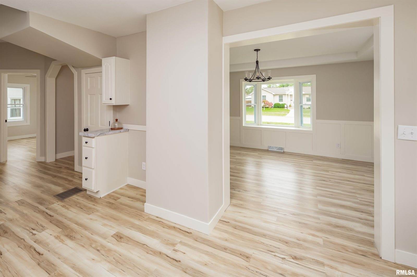 205 10TH Street, De Witt, IA 52742