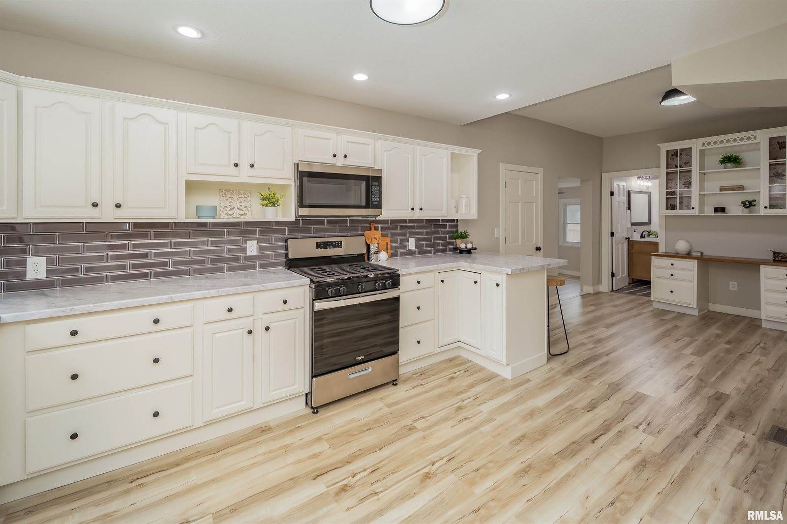 205 10TH Street, De Witt, IA 52742