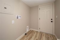 205 10TH Street, De Witt, IA 52742