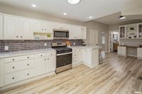 205 10TH Street, De Witt, IA 52742