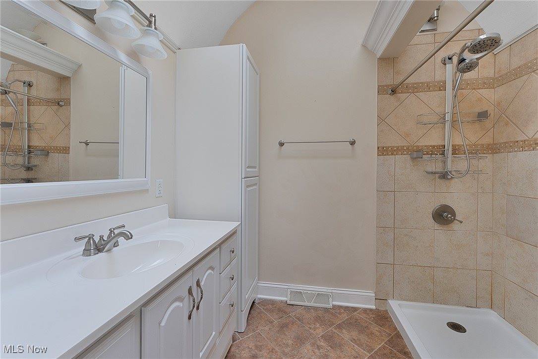 1025 Iowa Avenue, McDonald, OH 44437