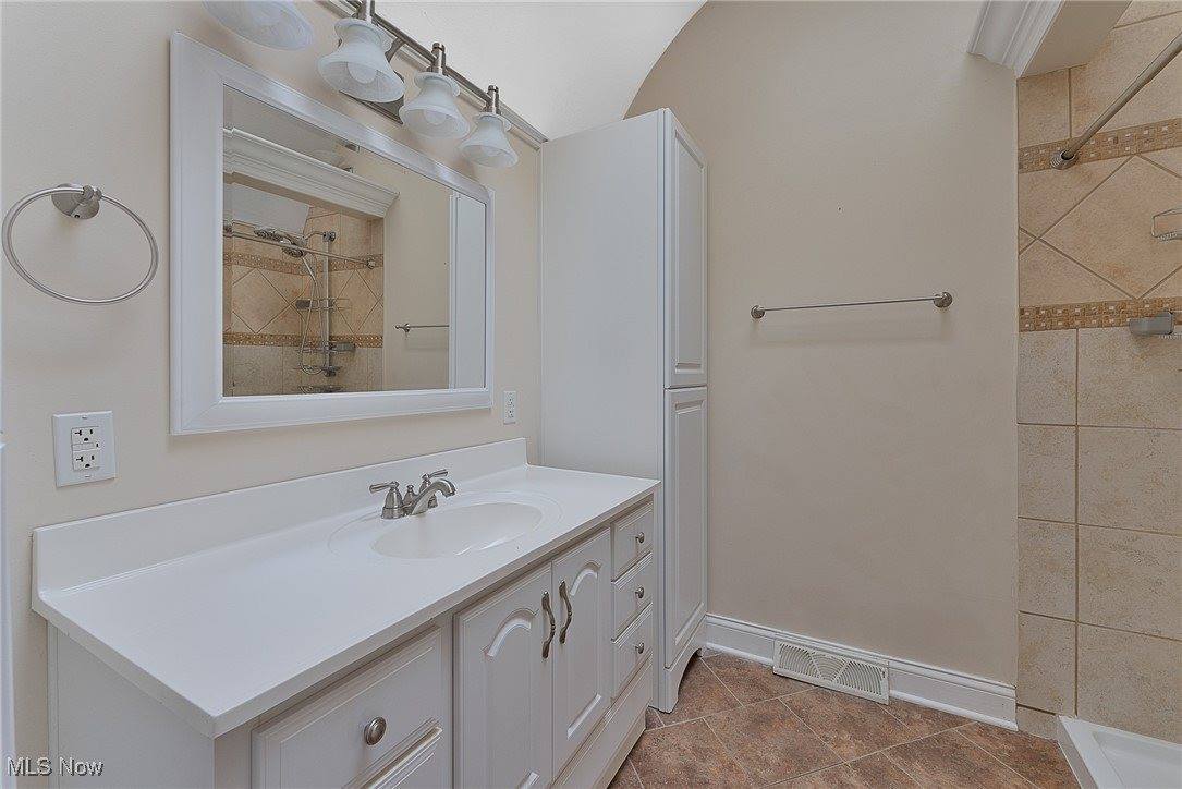 1025 Iowa Avenue, McDonald, OH 44437