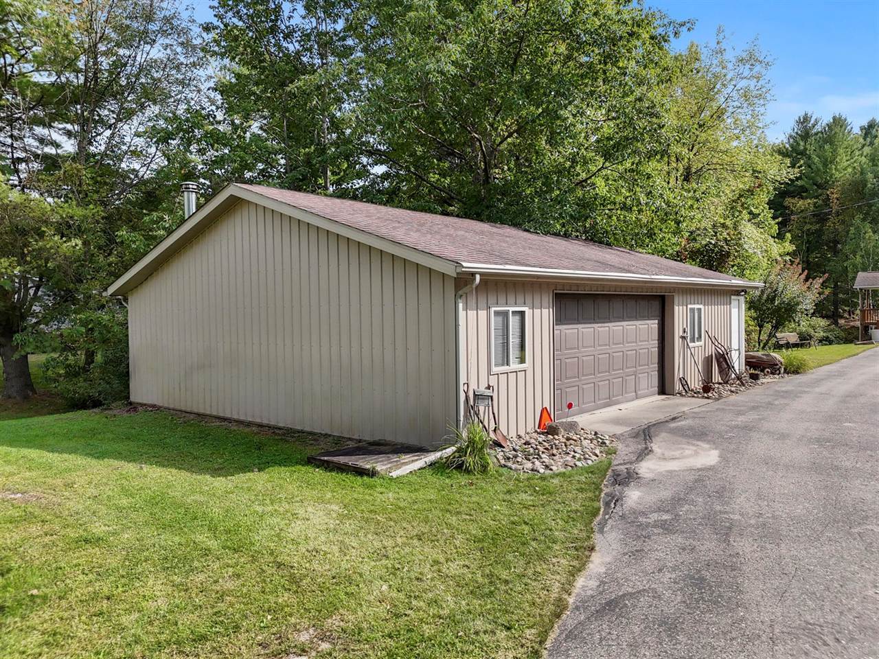 1724 Middle Point Drive, Alger, MI 48610