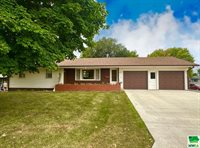 851 Kerr Dr, Akron, IA 51001