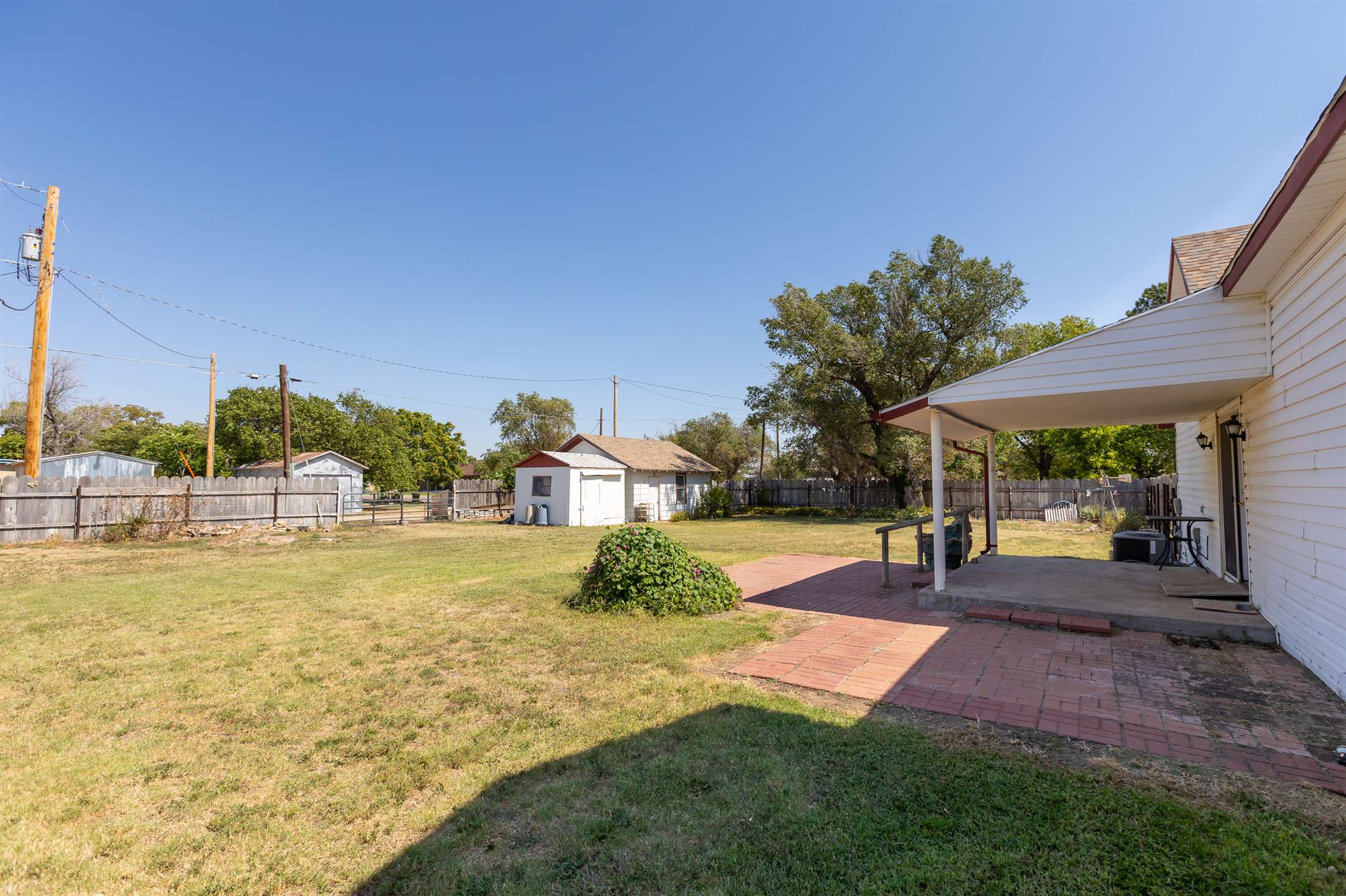 210 E Apache St, Satanta, KS 67870