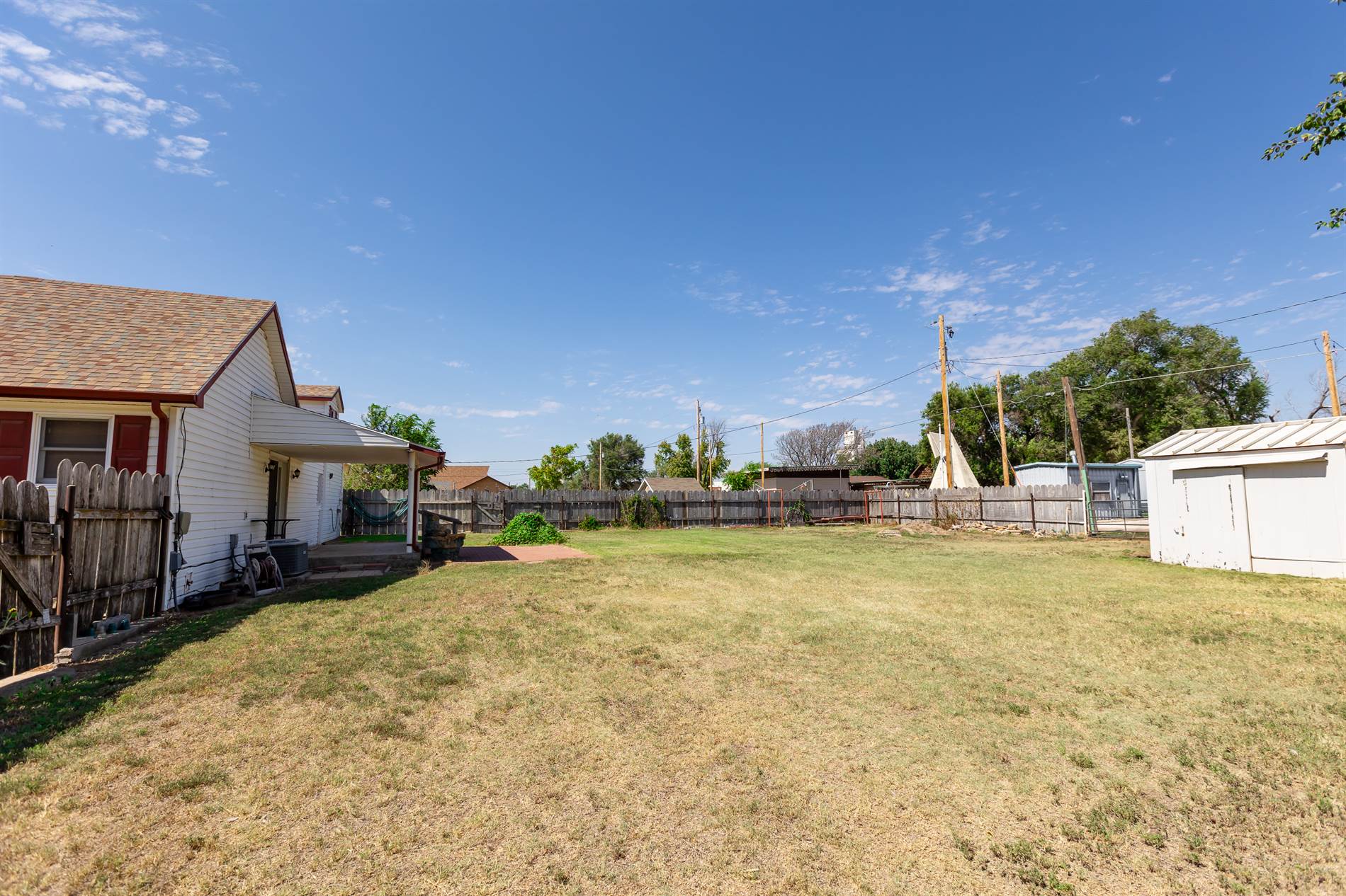 210 E Apache St, Satanta, KS 67870