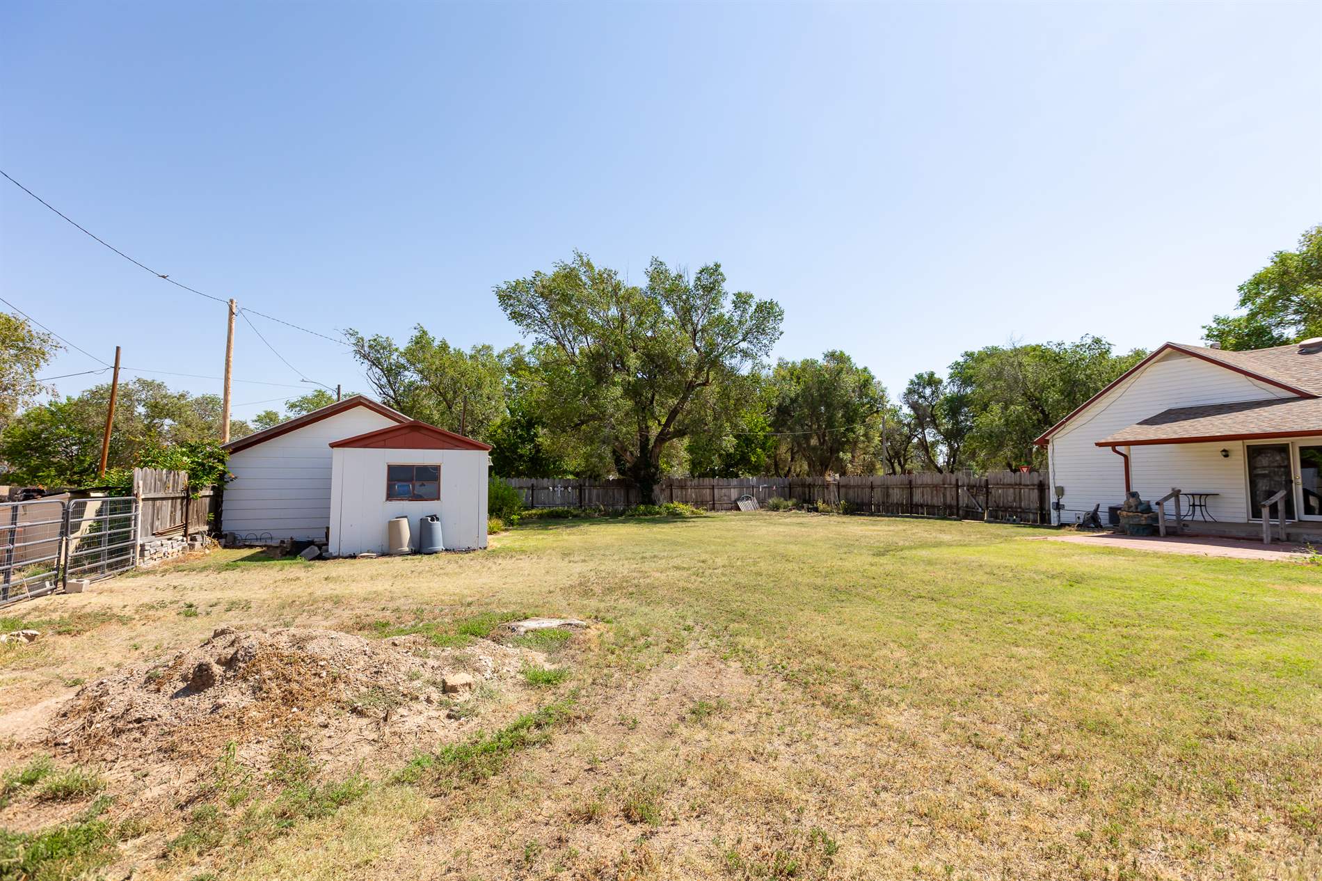 210 E Apache St, Satanta, KS 67870