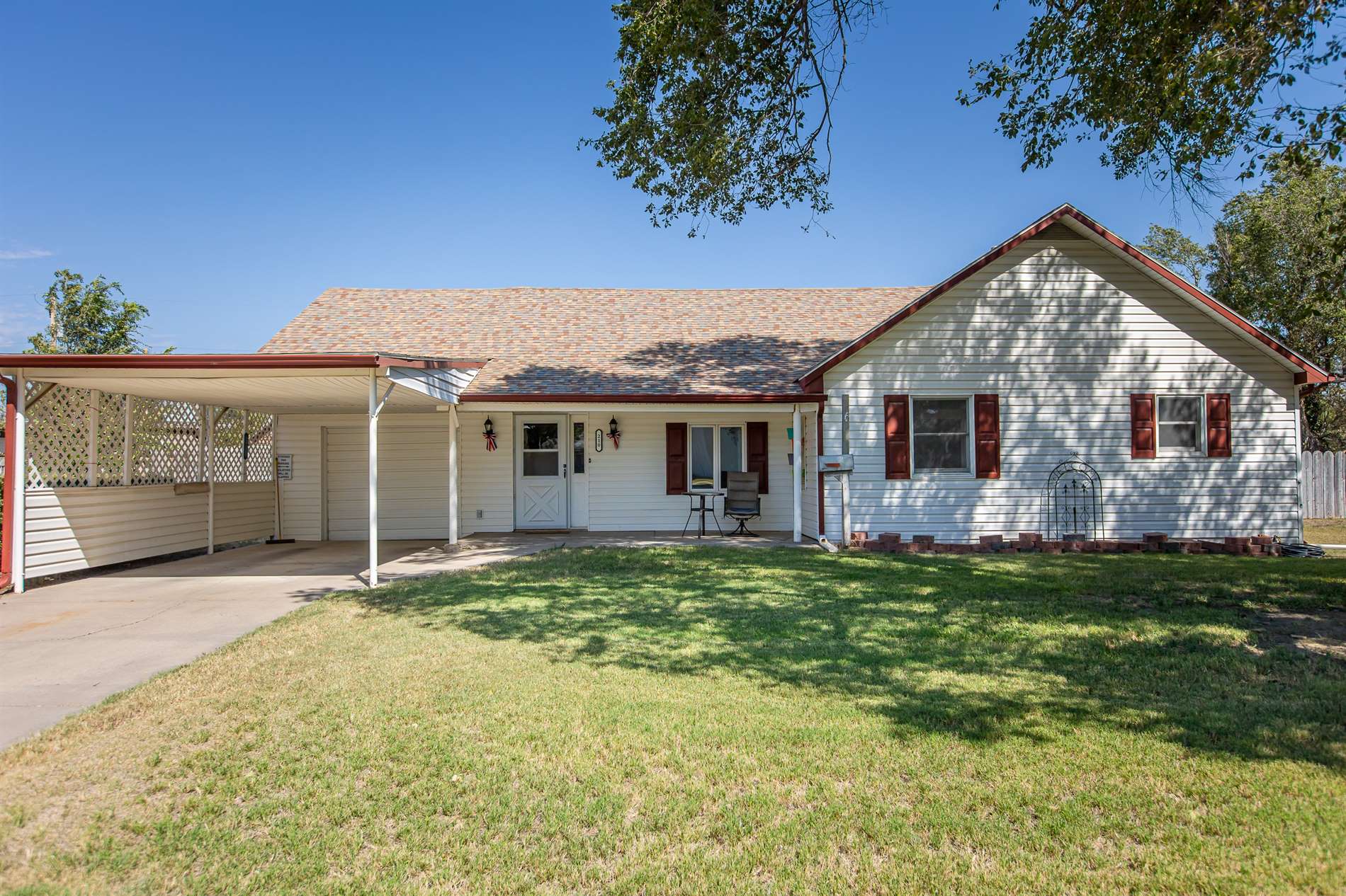 210 E Apache St, Satanta, KS 67870