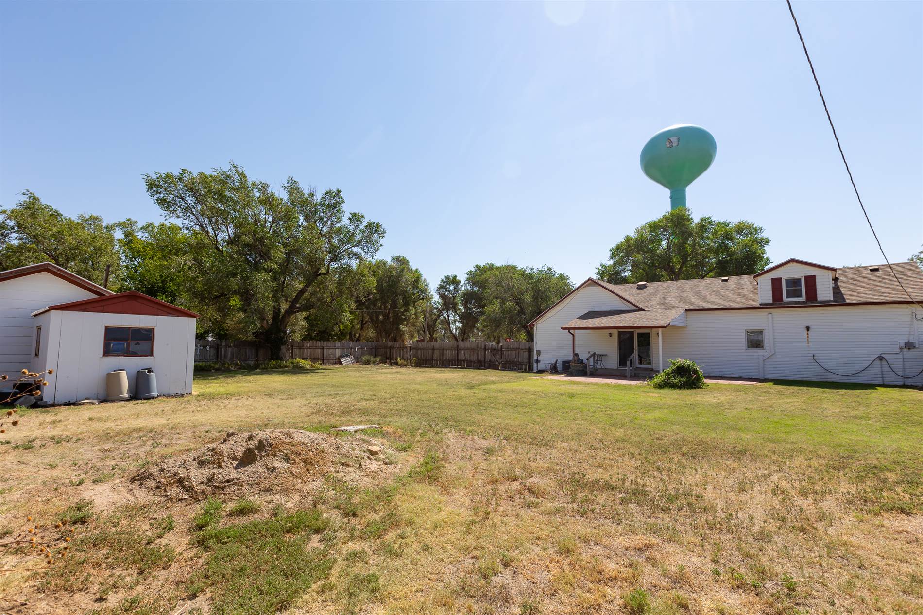 210 E Apache St, Satanta, KS 67870