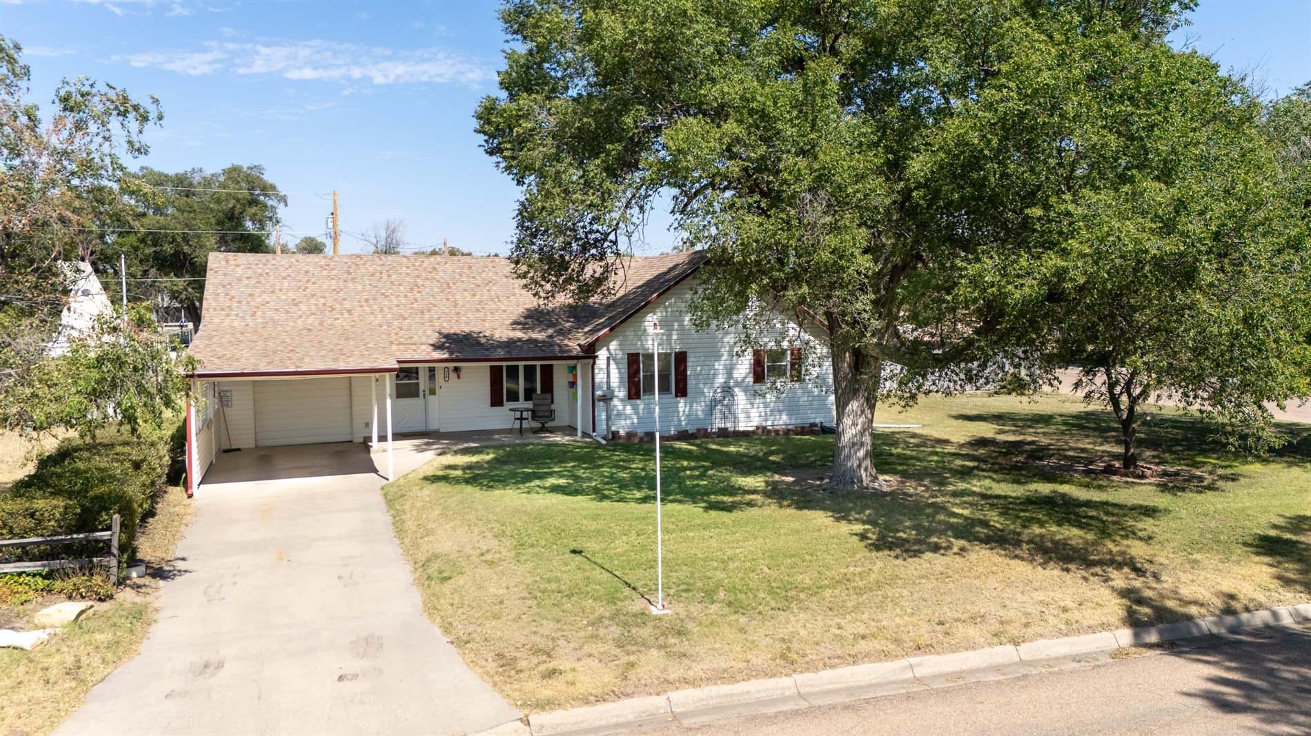 210 E Apache St, Satanta, KS 67870