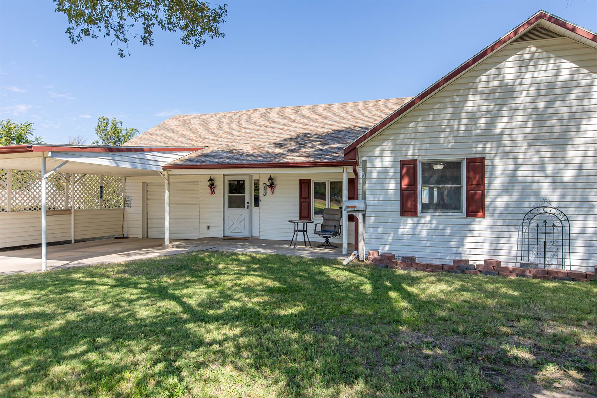 210 E Apache St, Satanta, KS 67870