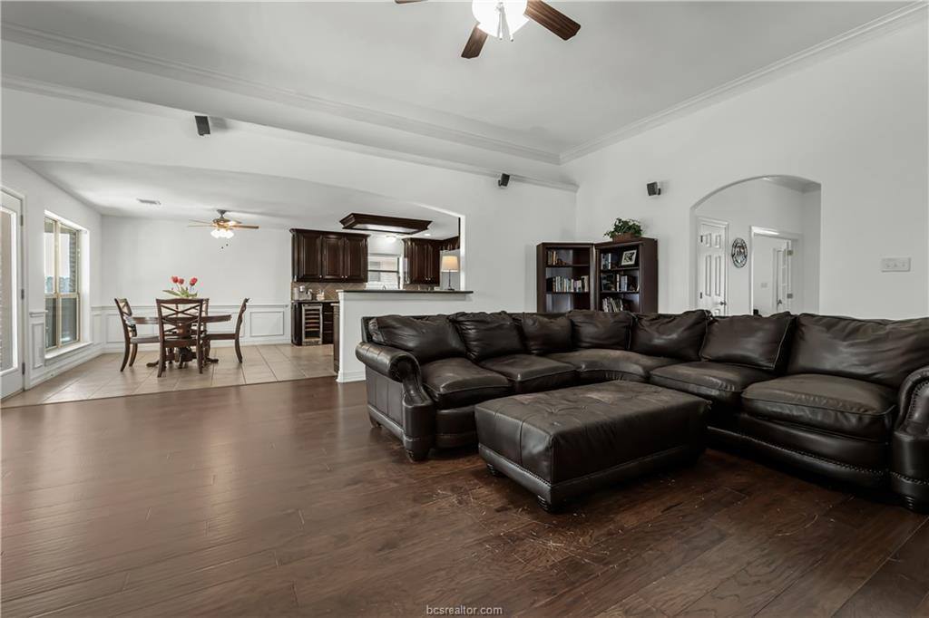 2455 Newark, College Station, TX 77845