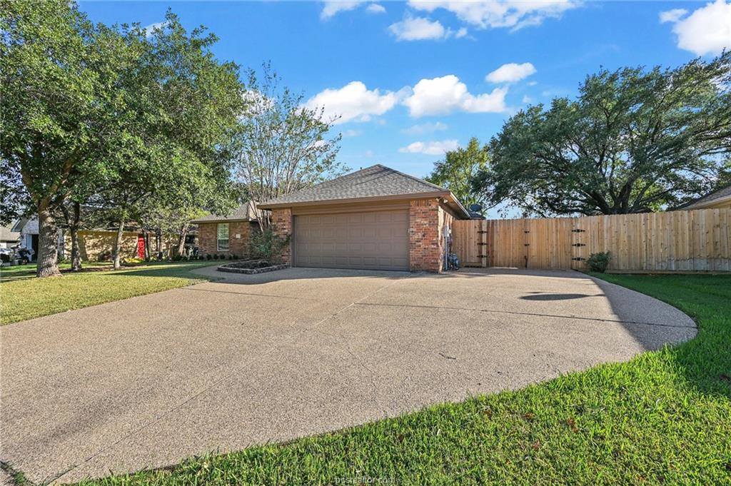 2302 South Pioneer Trail, Bryan, TX 77808