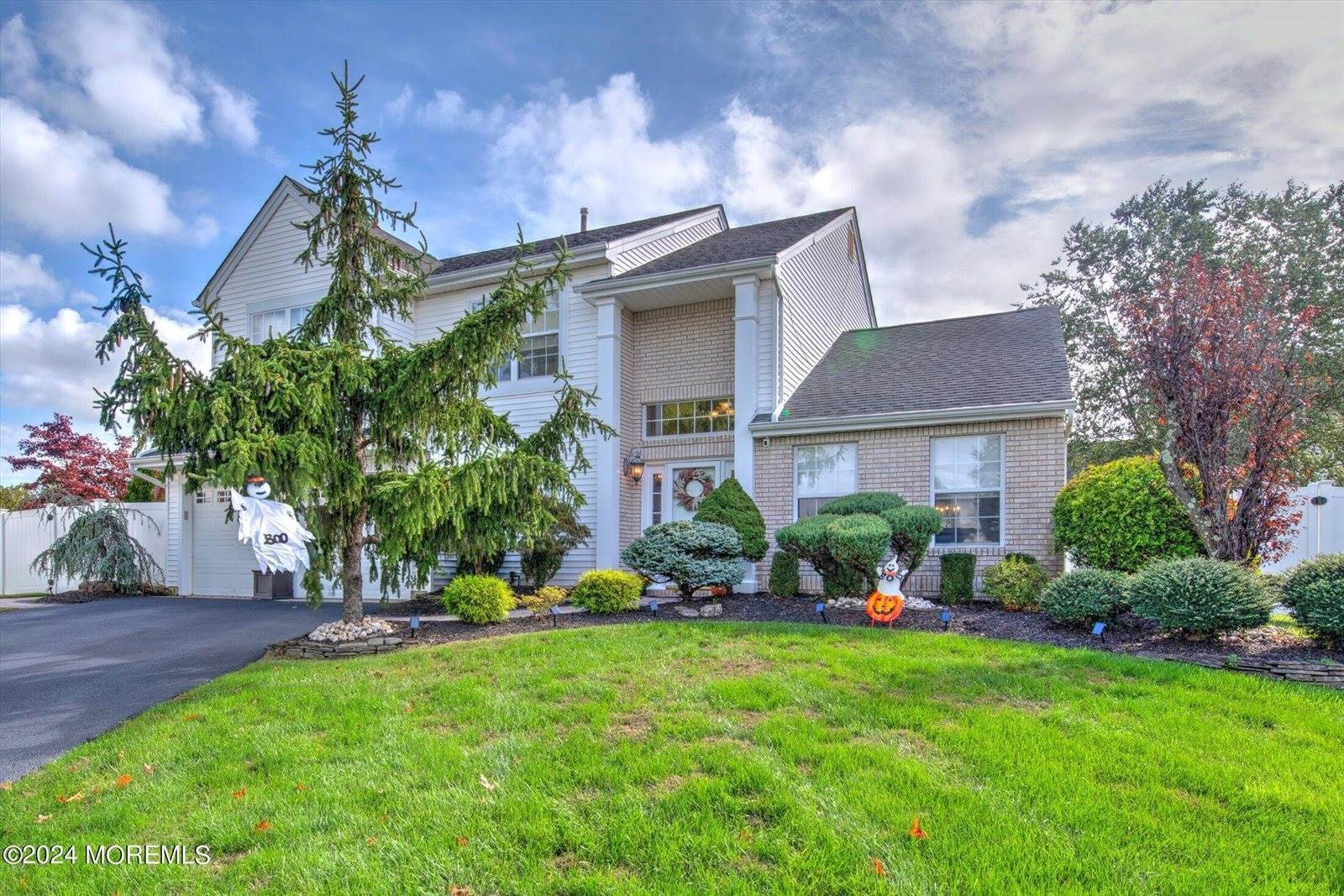 12 Woodmere Court, Old Bridge, NJ 08857