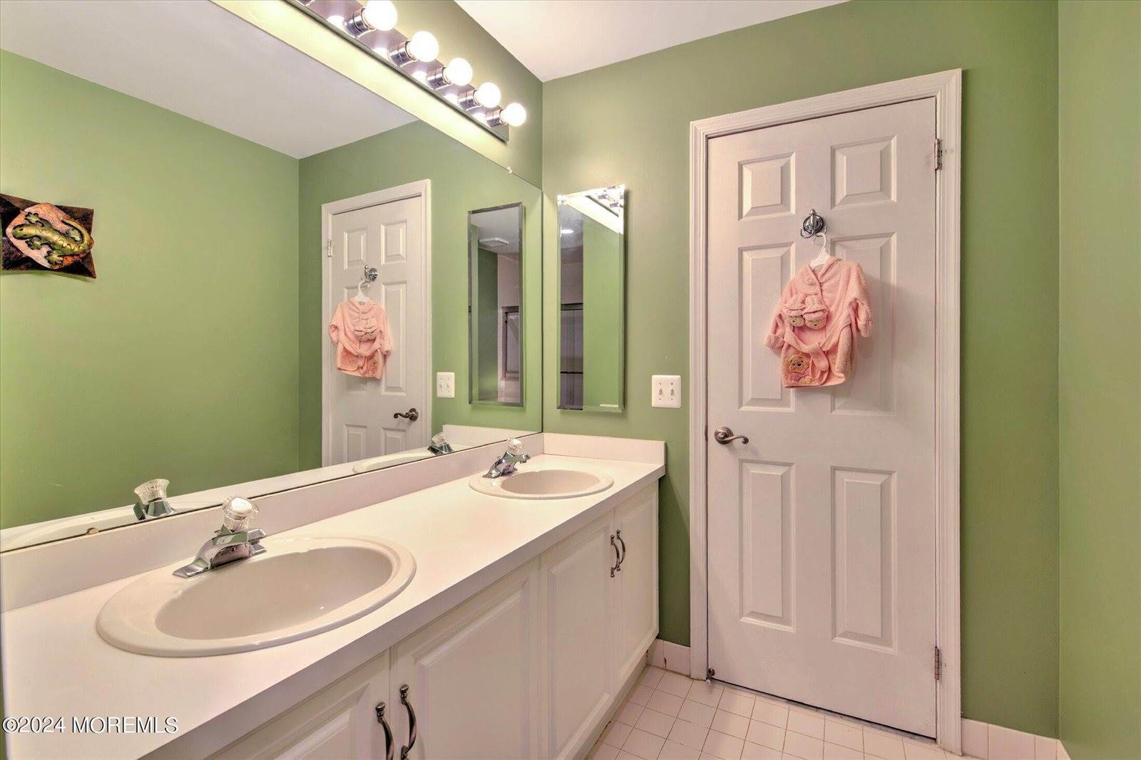 12 Woodmere Court, Old Bridge, NJ 08857