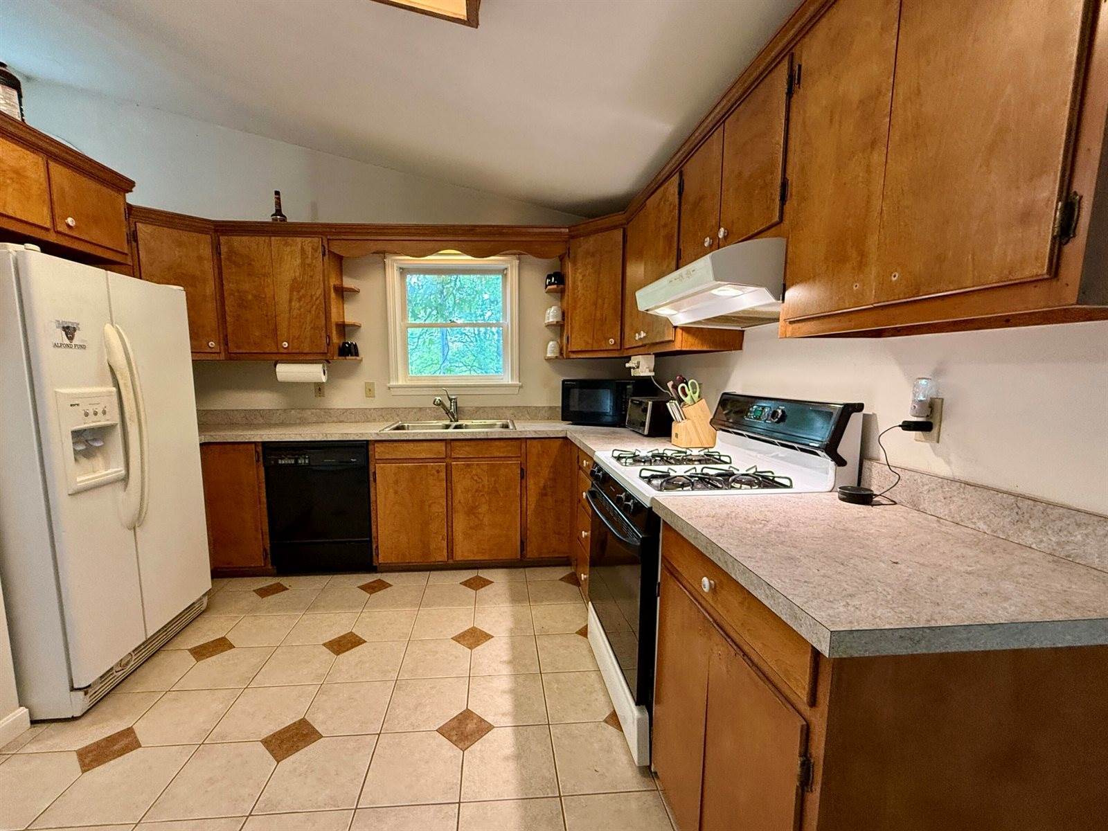 72 Meadowbrook Lane, Hudson, ME 04449