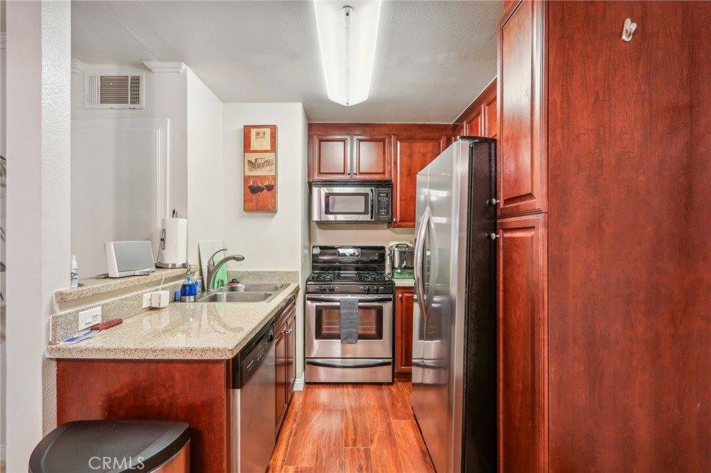 5530 Owensmouth Avenue, Woodland Hills, CA 91367