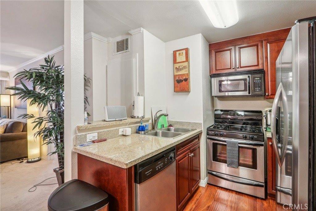 5530 Owensmouth Avenue, Woodland Hills, CA 91367