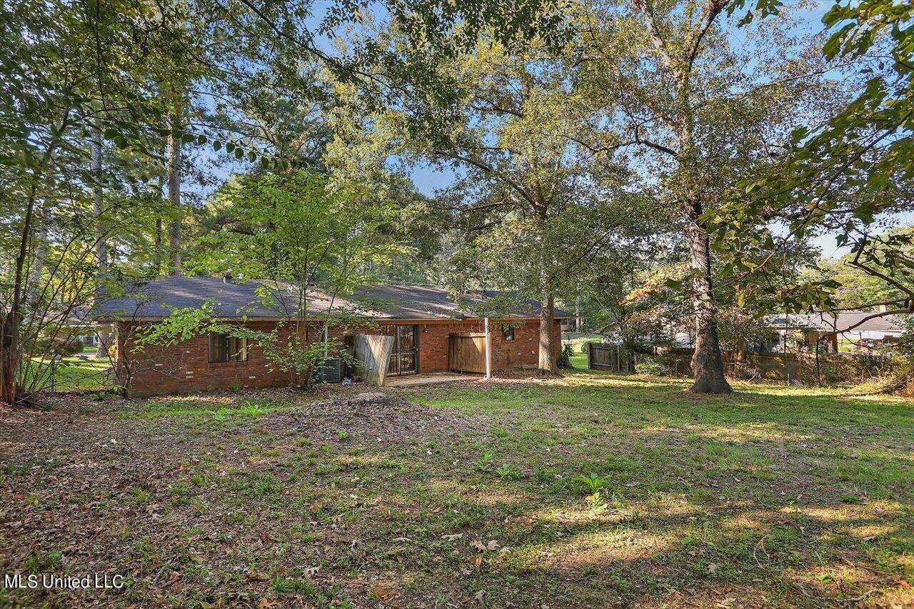 338 Lake Of Pines Drive, Jackson, MS 39206