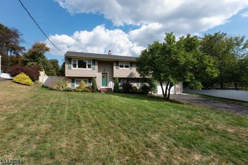 2 Linda Ln, Green Brook Township, NJ 08812