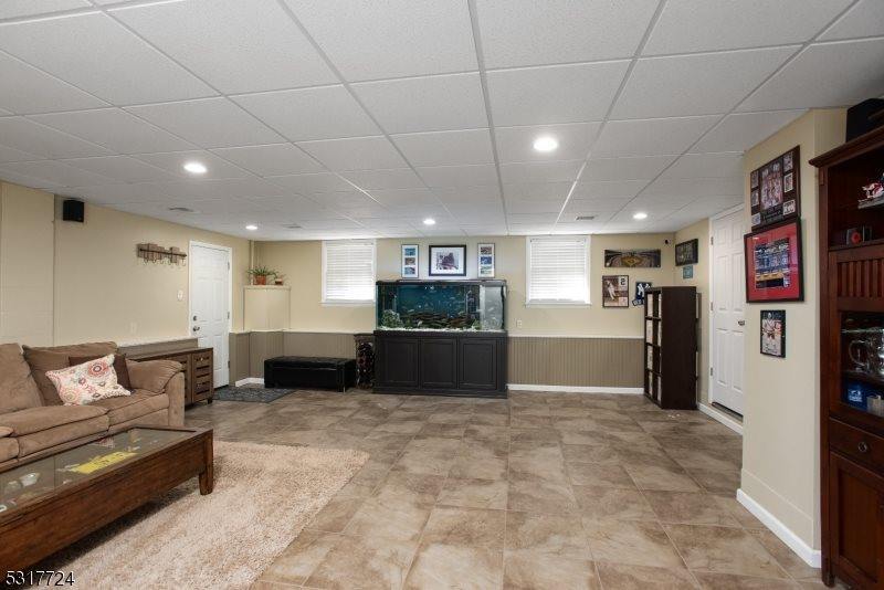 2 Linda Ln, Green Brook Township, NJ 08812