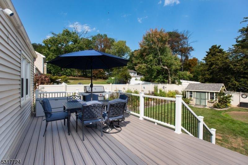 2 Linda Ln, Green Brook Township, NJ 08812