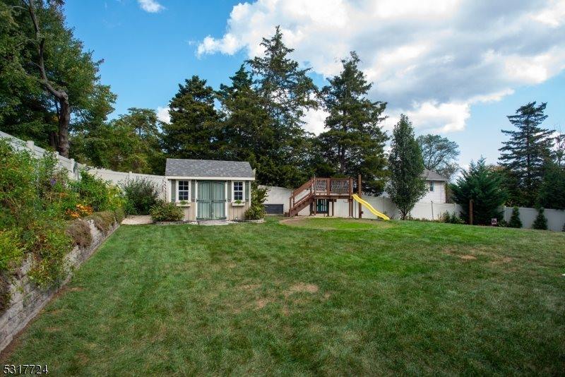 2 Linda Ln, Green Brook Township, NJ 08812