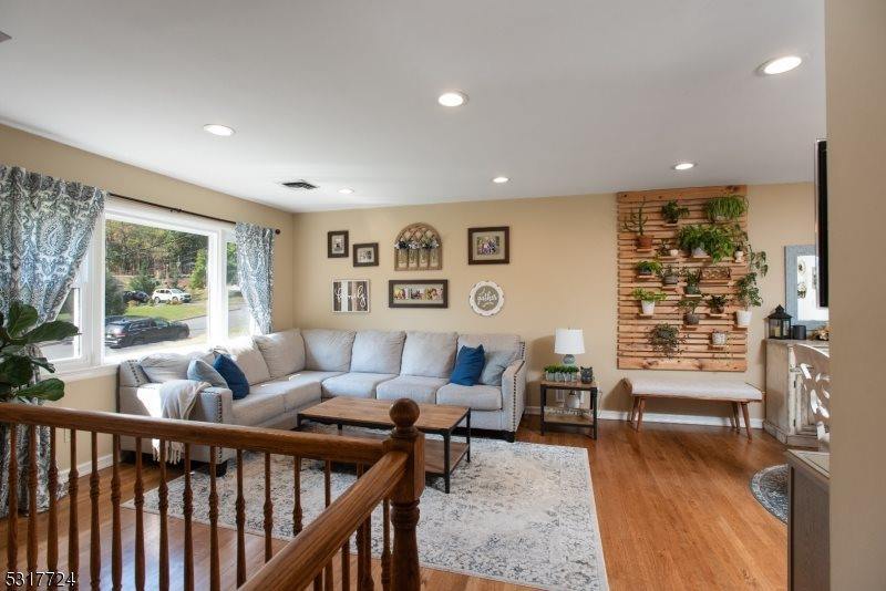 2 Linda Ln, Green Brook Township, NJ 08812