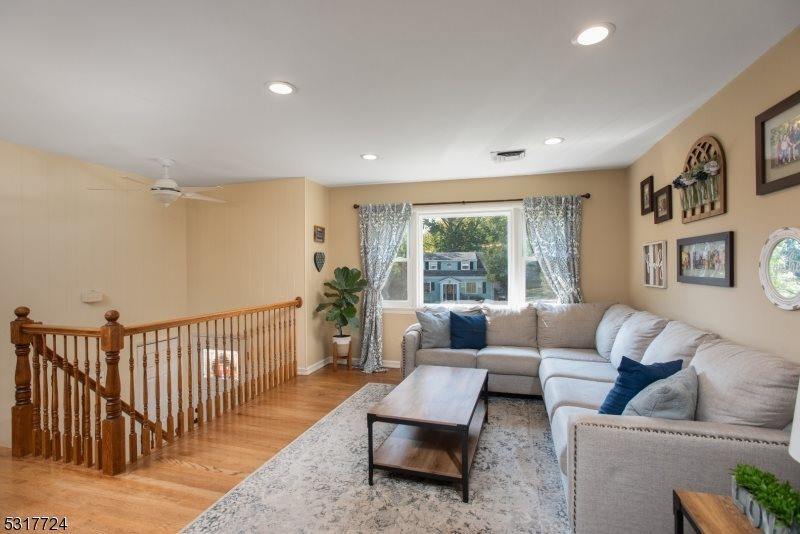 2 Linda Ln, Green Brook Township, NJ 08812