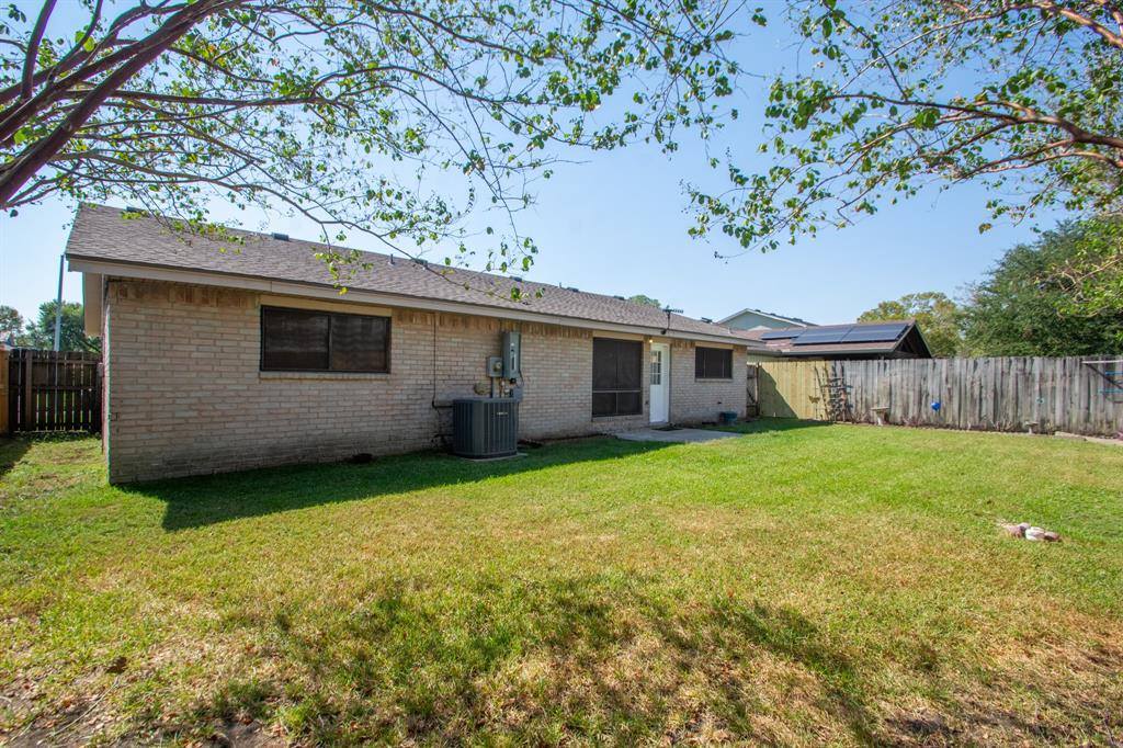 9809 Sparrow Street, La Porte, TX 77571