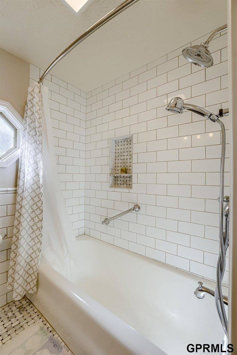 5610 Howard Street, Omaha, NE 68106