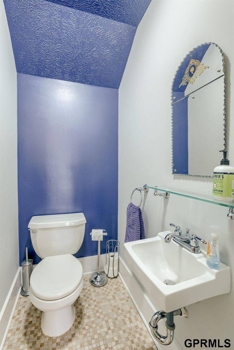 5610 Howard Street, Omaha, NE 68106