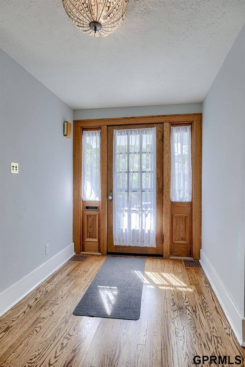 5610 Howard Street, Omaha, NE 68106