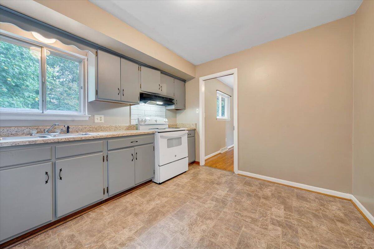 3708 Antietam Dr, Roanoke, VA 24018