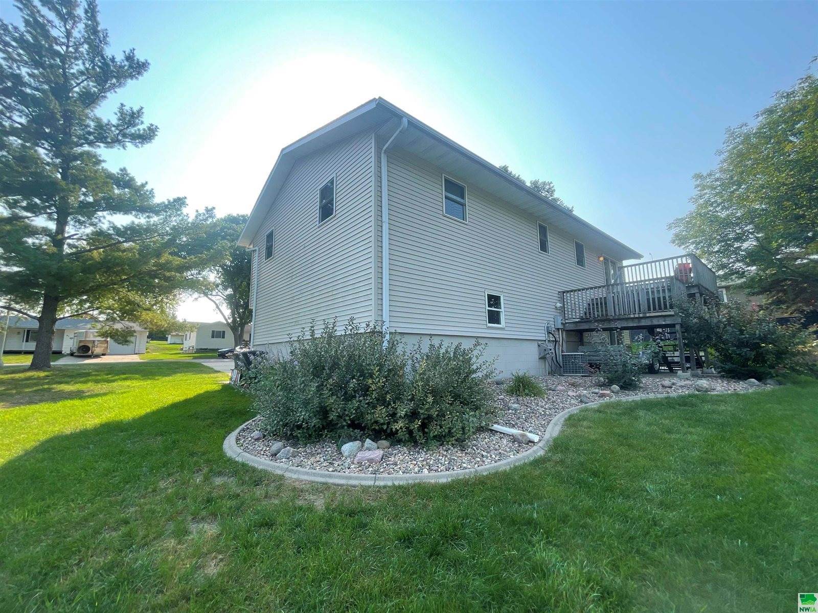 881 Country Club Dr, Akron, IA 51001