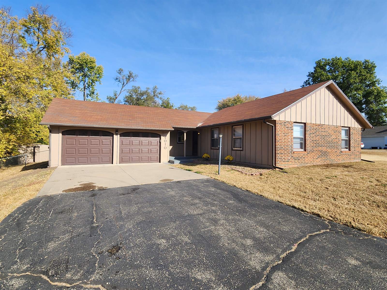 4010 NW Pocahontas DR, Topeka, KS 66618