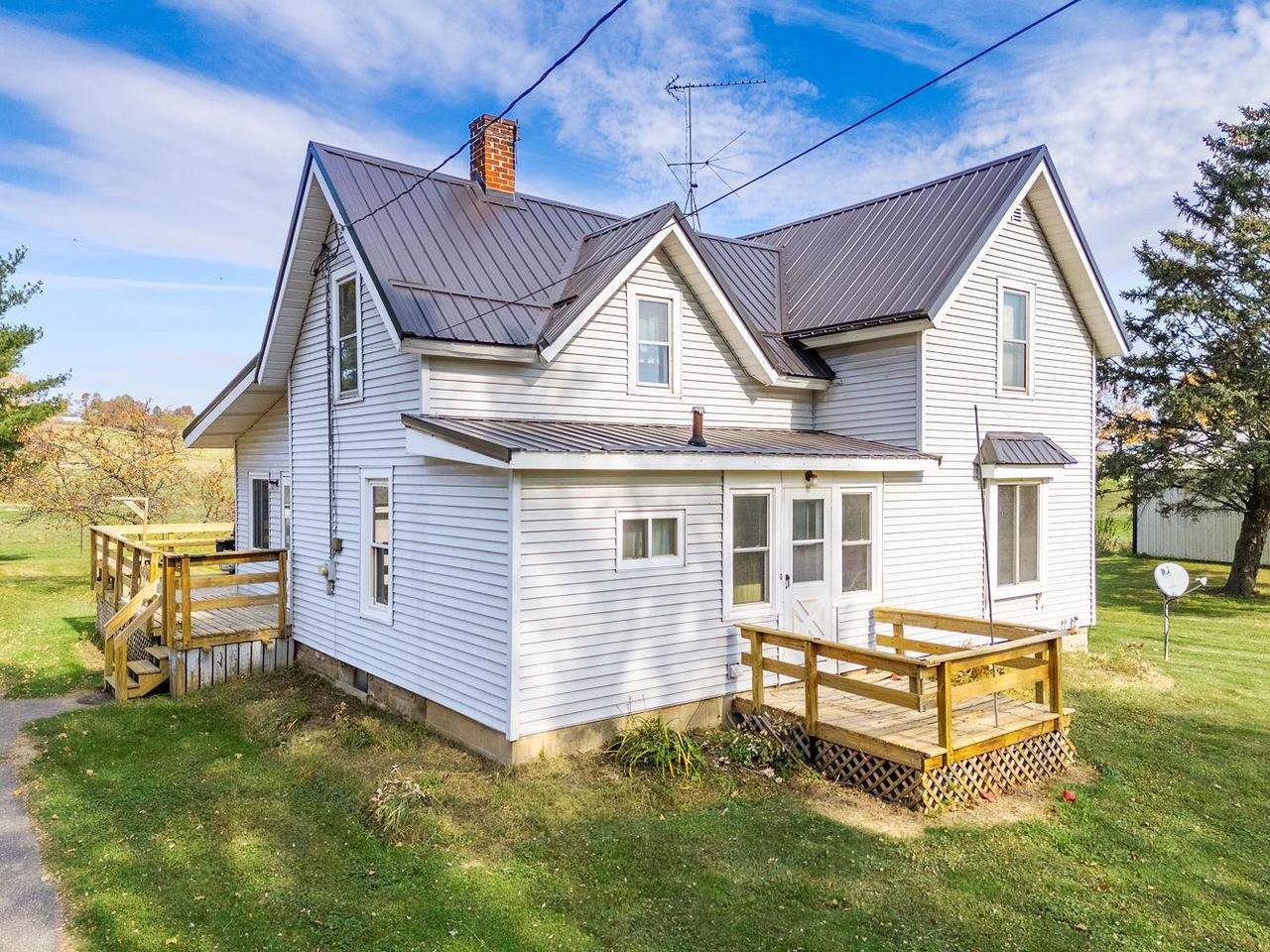 E4120 Village Road, Hillpoint, WI 53937