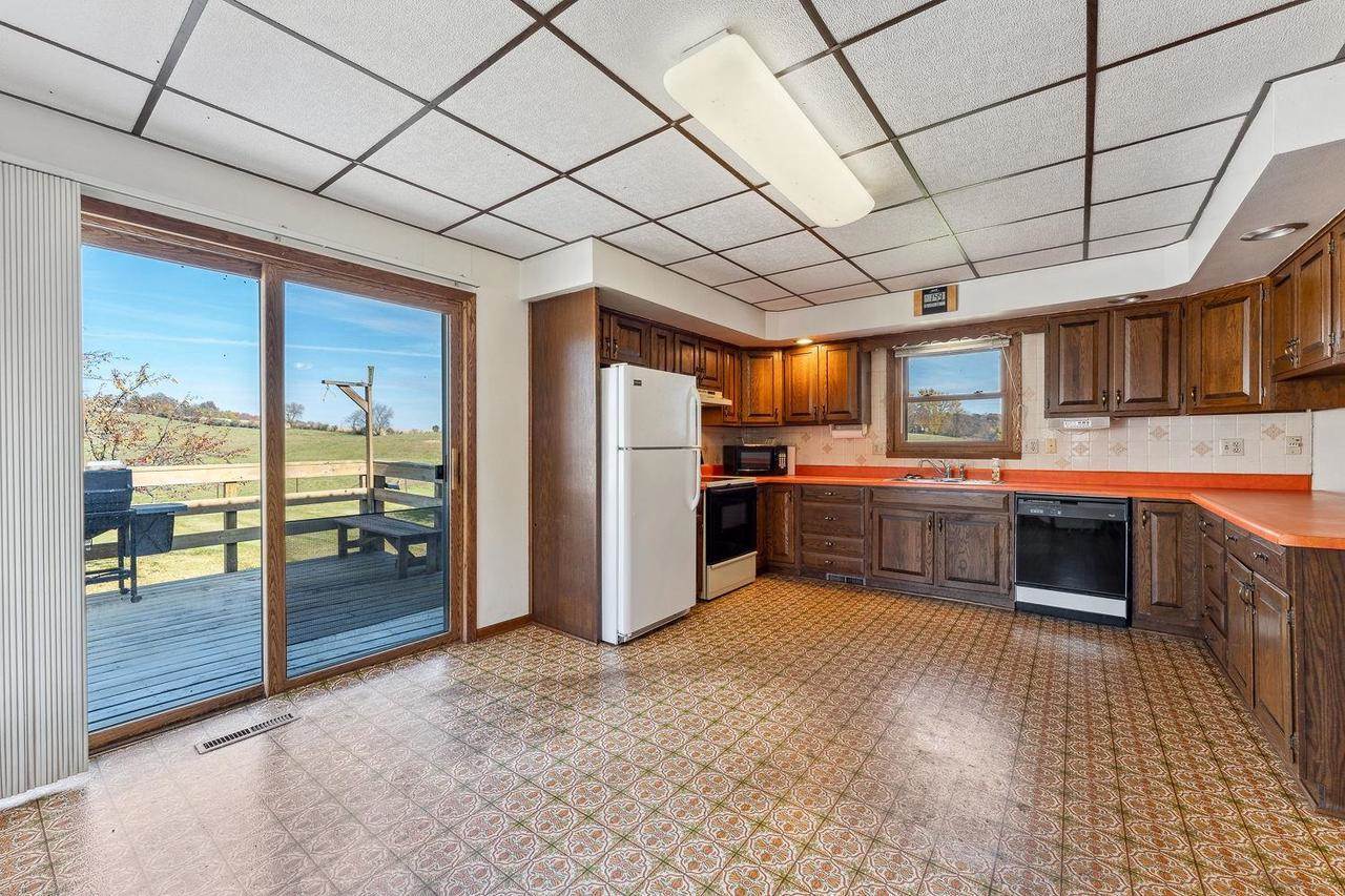 E4120 Village Road, Hillpoint, WI 53937